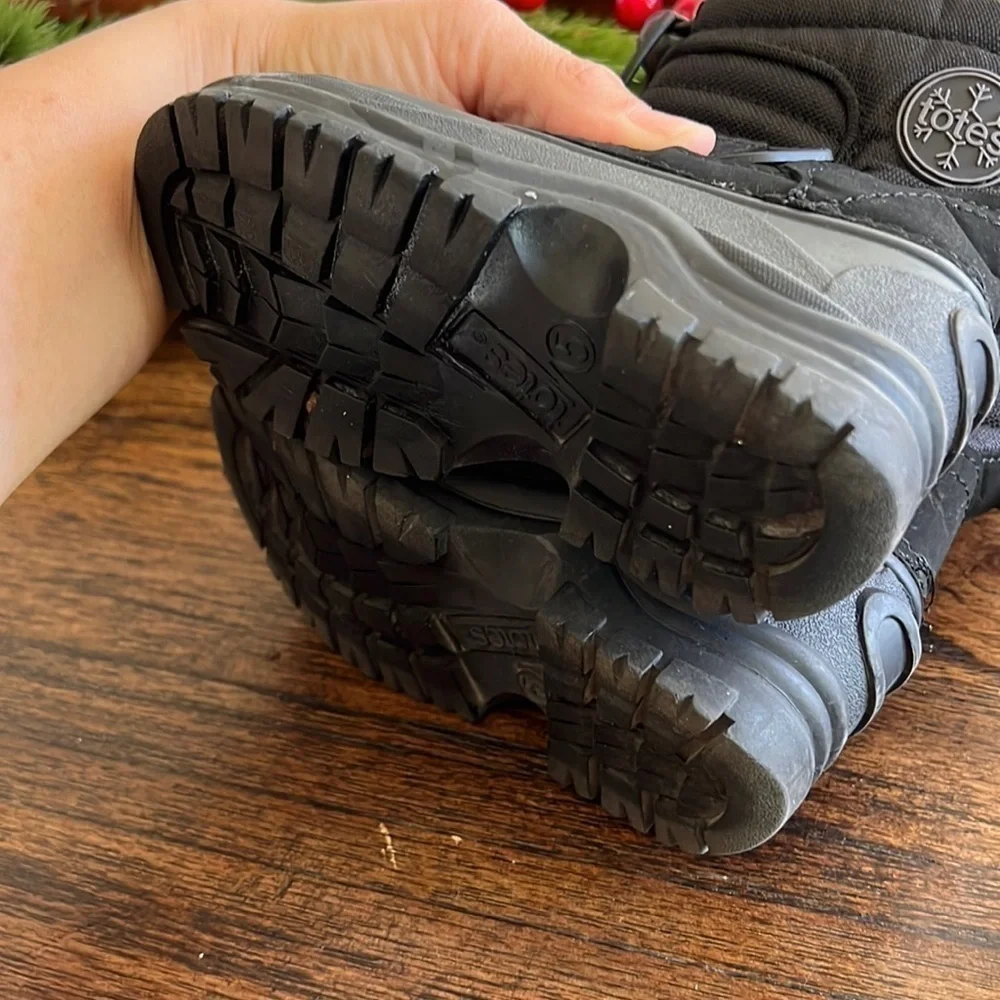 like new Totes Toddler Boy Taelor Black Waterproof Winter Boots | size 5